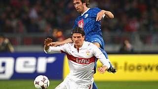 Mario Gomez und Christian Fuchs im Zweikampf © Bongarts/GettyImages 