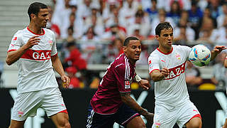 Schalkes Jermanine Jones (M.) gegen Kahlid Boulahrouz (l.) und  Tamas Hajnal © Bongarts/Getty images