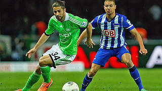 Marcel Ndjeng (R) of Berlin challenges Ricardo Rodriguez of Wolfsburg © Bongarts/GettyImages