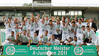 Am Ziel: Meister Wolfsburg feiert das 4:2 gegen den 1. FC Kaiserslautern © Bongarts/Getty Images