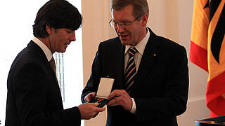 Orden vom Bundespräsidenten: Löw (l.) und Wulff im Schloss Bellevue © Bongarts/GettyImages