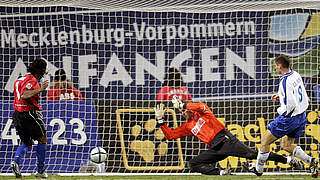 Halbes Dutzend Gegentore: Hansa verliert 2004 gegen den Hamburger SV daheim 0:6 © imago