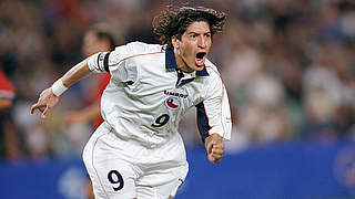 Als wolle er die ganze Welt umarmen: Iván Zamorano. © Bongarts/GettyImages