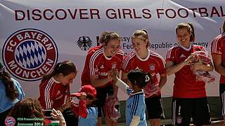 Mannschaftssport verbindet: Bayern-Spielerinnen besuchen Flüchtlingslager © FC Bayern München Frauenfußball