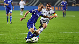 Duell aus der letzten Begegnung: Lahm (r.) gegen Israels Vermouth © Bongarts/GettyImages