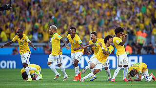 Jubel nach dem Viertelfinaleinzug: Brasiliens Spieler feiern den Sieg gegen Chile © Bongarts/GettyImages