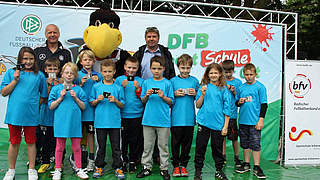 Stolze Schüler: Kinder der Grundschule Linkenheim und ihr Fußball-Abzeichen-Pin © DFB