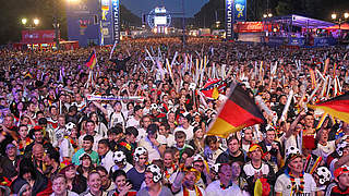 Fans auf Berliner Fanmeile: DFB-Team kommt im Falle des Titelgewinns © Bongarts/GettyImages