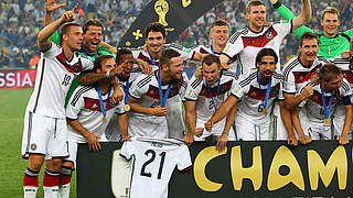 In Gedanken auch beim verletzten Marco Reus: das DFB-Team um Mario Götze © Bongarts/GettyImages