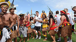 Haben das Team in ihr Herz geschlossen: die Pataxo-Indianer mit Miroslav Klose © Bongarts/GettyImages