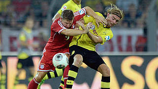 Duell aus dem Supercup 2013: Schweinsteiger (l.) gegen Schmelzer © Bongarts/GettyImages