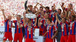 Zum 24. Mal Deutsche Meister: der FC Bayern München um Kapitän Philipp Lahm © Bongarts/GettyImages