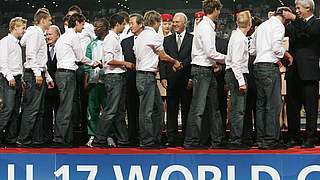 Franz Beckenbauer (m.) hands out the medals to the German team © 