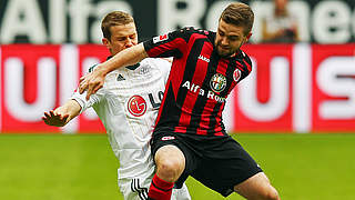 Im Zweikampf mit Lars Bender: Marc Stendera (r.) von der Frankfurter Eintracht © Bongarts/GettyImages