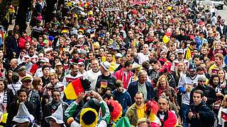 Große Resonanz: Alle waren beim Fan-Marsch dabei. © Bongarts/GettyImages