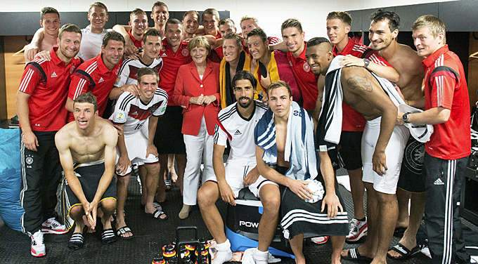 Kanzlerin in der Kabine: Mannschaftsfoto mit Merkel :: DFB